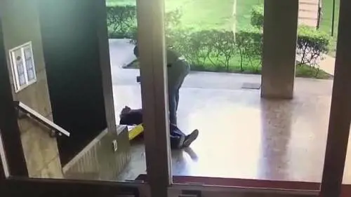 Milano, il video dell'aggressione a un anziano