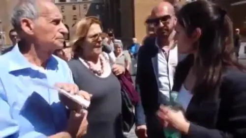 Una signora bacchetta la Raggi sull'immondizia, lei si infastidisce