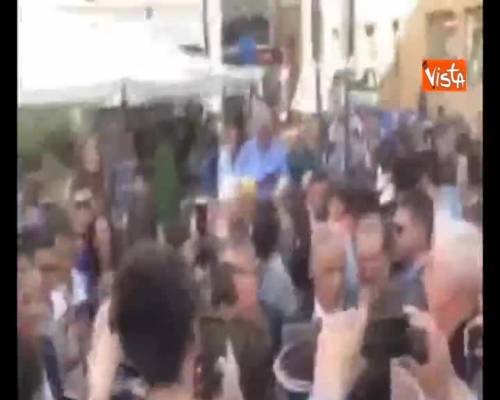 Berlusconi a Pordenone scherza con un cittadino: “Non mi piace il tuo pizzetto”