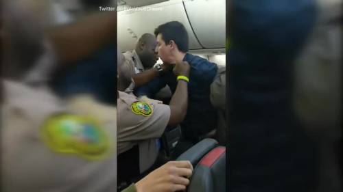 La polizia usa il taser per far sedere un passeggero dell'American Airlines