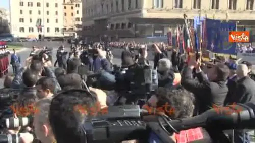 Mattarella depone la corona di fiori al Vittoriano