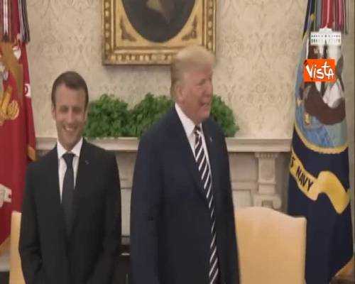 Trump pulisce la giacca a Macron: "Oggi dobbiamo essere perfetti"