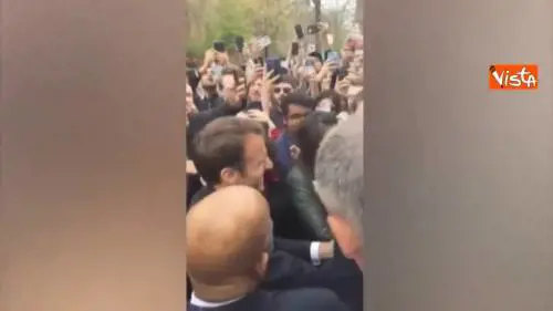 Macron in Usa, una fan impazzisce di gioia dopo aver ricevuto un suo autografo