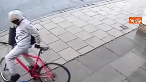 La rapina in Gran Bretagna e' una comica, malvivente allontanato a colpi di peperoncino