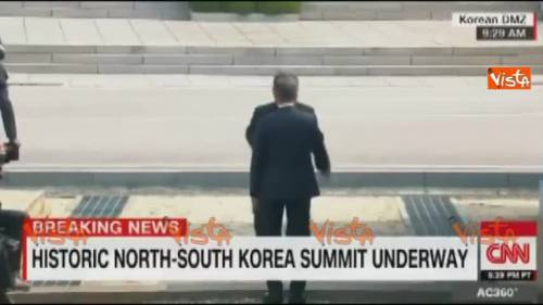 Stretta di mano storica tra i leader delle due Coree