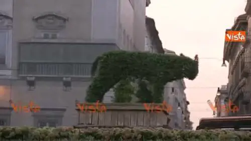 A Roma spunta la siepe a forma di Lupa capitolina