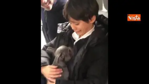 Regalano un cane al figlio e lui esplode in lacrime
