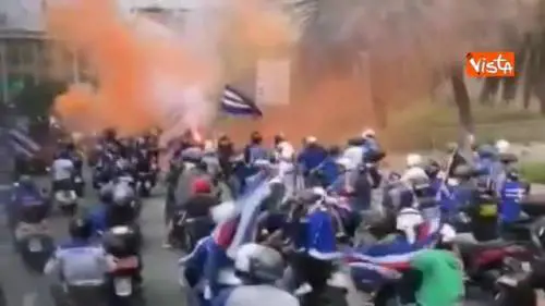 Samp-Cagliari, i tifosi blucerchiati scortano la squadra in moto