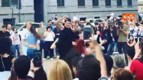 Roberto Bolle danza in Piazza della Scala e incanta il pubblico