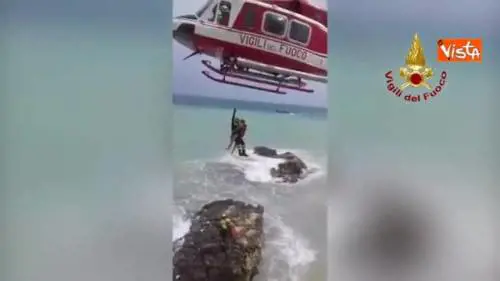 Turisti intrappolati su una scogliera in Sicilia
