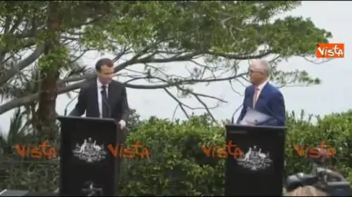 La figuraccia di Macron in Australia: definisce la first lady "appetitosa"