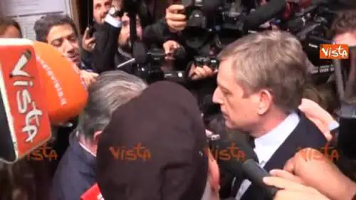 Cuperlo battibecca con un contestatore