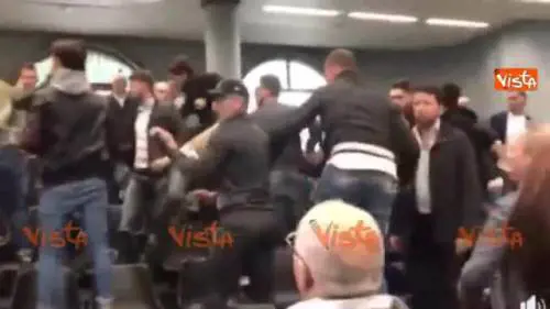 Attivisti di Casapound picchiati durante il Consiglio comunale