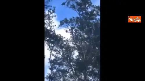 Erutta vulcano alle Hawaii e provoca un terremoto, la strada si apre in due