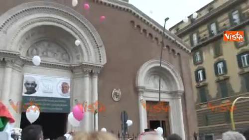 Funerali Mastropietro, il feretro esce dalla chiesa e in cielo volano i palloncini per Pamela