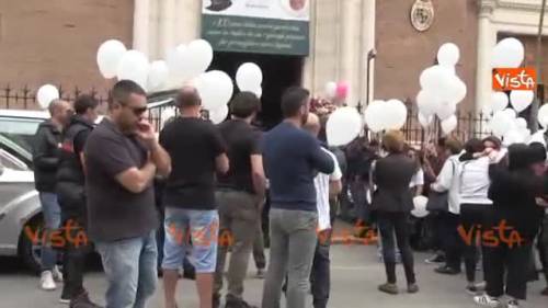 Bara bianca e palloncini, le immagini del funerale di Pamela