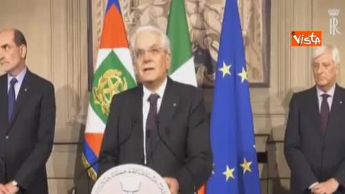 Mattarella: "Non è possibile far nascere un governo politico"