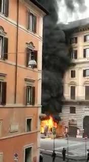 Autobus esplode nel centro di Roma