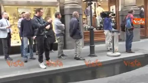 Bus in fiamme, un fiume di diesel scorre per via del Tritone