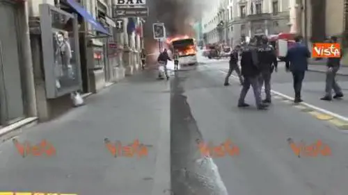 "Andate via, è gasolio": la polizia allontana i curiosi