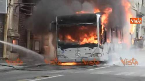 Bus in fiamme, i vigili domano le fiamme