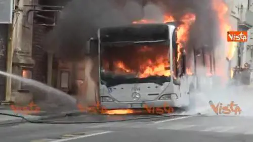 Bus in fiamme, i vigili domano le fiamme