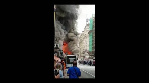 L'autobus Atac avvolto dalle fiamme in via del Tritone