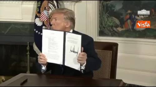 Trump firma per l'uscita degli USA dall'accordo nucleare con l'Iran