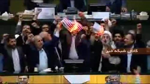 Iran, in Parlamento bruciata la bandiera Usa