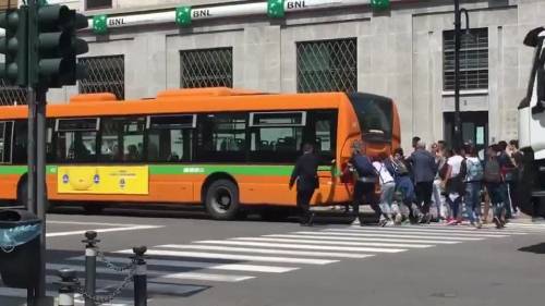 Il bus non parte: i passeggeri lo spingono