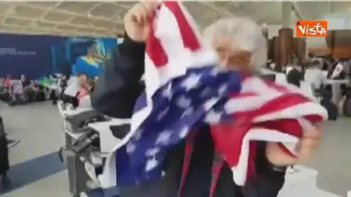 Grillo agita la bandiera americana