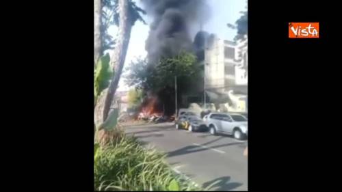 Indonesia, l'attentatore passa in moto e si fa esplodere