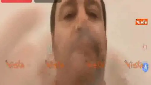 Grillini e leghisti tra incontri "segreti" e videomessaggi