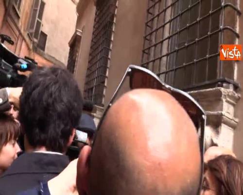 Di Maio preso d'assalto dai giornalisti sbotta: "Prendetemi pure a calci se volete" 