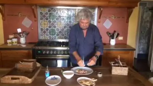 Grillo riapre la scatola di tonno: "Ci avete rotto il cazzo"