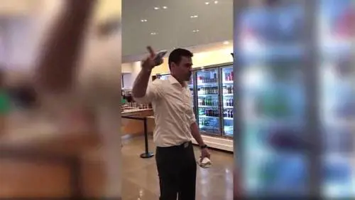 "Dovete parlare inglese non spagnolo". E poi aggredisce i clienti