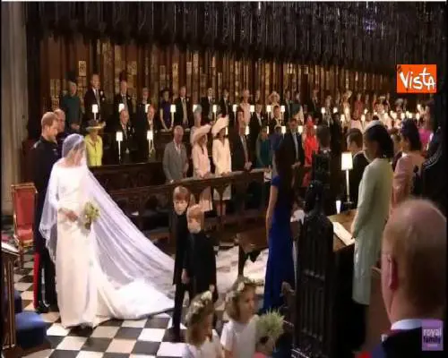 Royal Wedding, Meghan bellissima arriva in chiesa. Lo sguardo innamorato di Harry