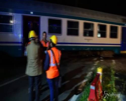 Torino, scontro tra tir e treno: le immagini del disastro