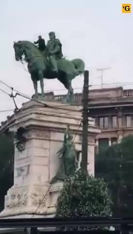 Immigrato sulla statua di Garibaldi a piazza Cairoli