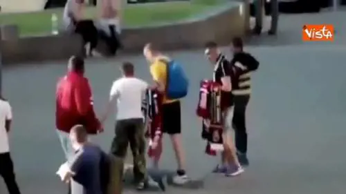 Champions, ubriaco provoca un tifoso e finisce ko