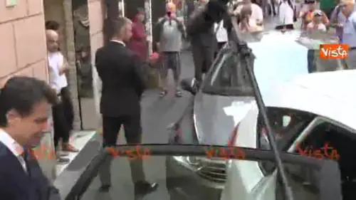 Conte esce di casa tra gli applausi dei presenti