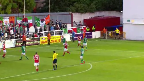 Irlanda, tira dalla sua area e segna il gol dell'anno