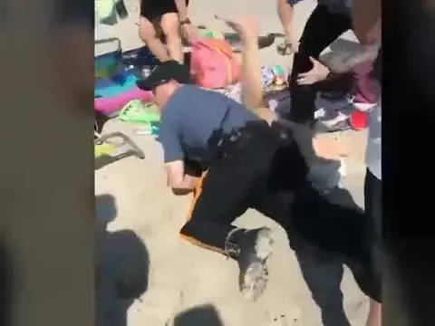 Usa, poliziotti prendono a pugni donna sulla spiaggia