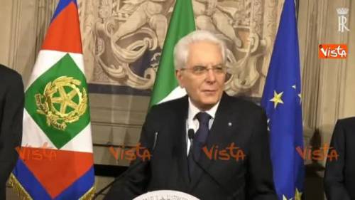 Mattarella ringrazia la stampa ed esce tra gli applausi dei giornalisti