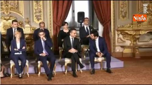 Salvini e Di Maio entrano insieme nel Salone delle Feste e si siedono vicini