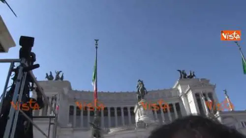 2 giugno, la cemimonia dell alzabandiera e il passaggio delle Frecce Tricolore