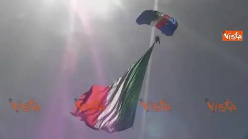 Lo spettacolare volo del paracadutista con la bandiera italiana