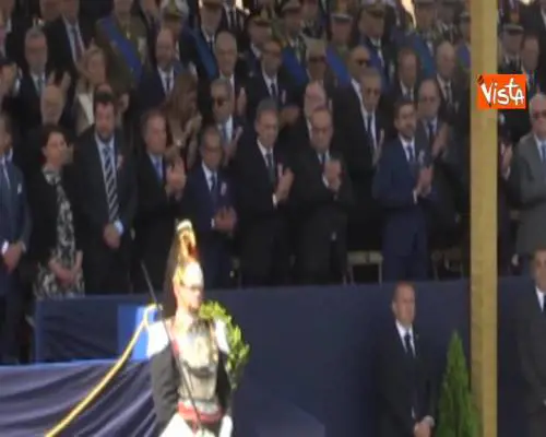 Salvini non applaude al passaggio della bandiera europea