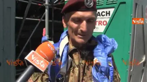 L'emozione del parà per aver fatto volare il Tricolore