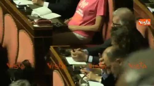 Cirinnà segue il discorso di Conte con una maglietta arcobaleno